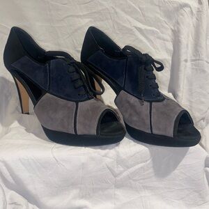 Van Eli Navy and Gray Lace-Up Heels